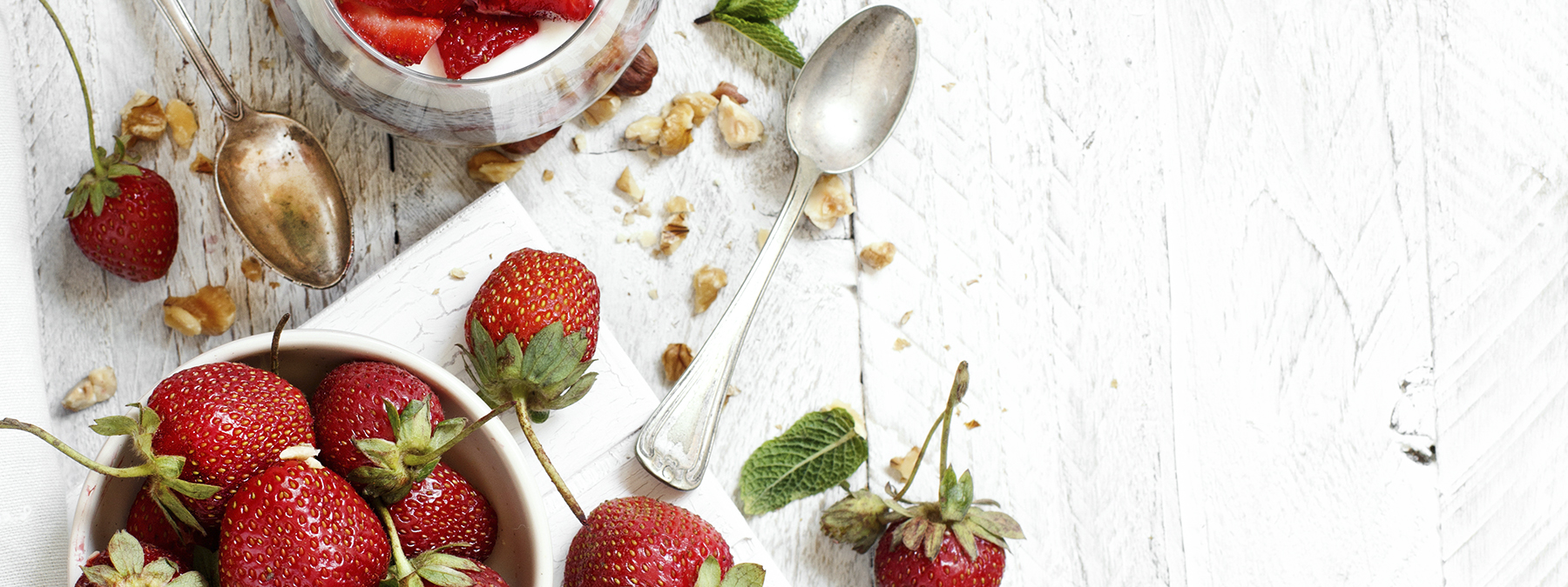 jordgubbar och sked på bord