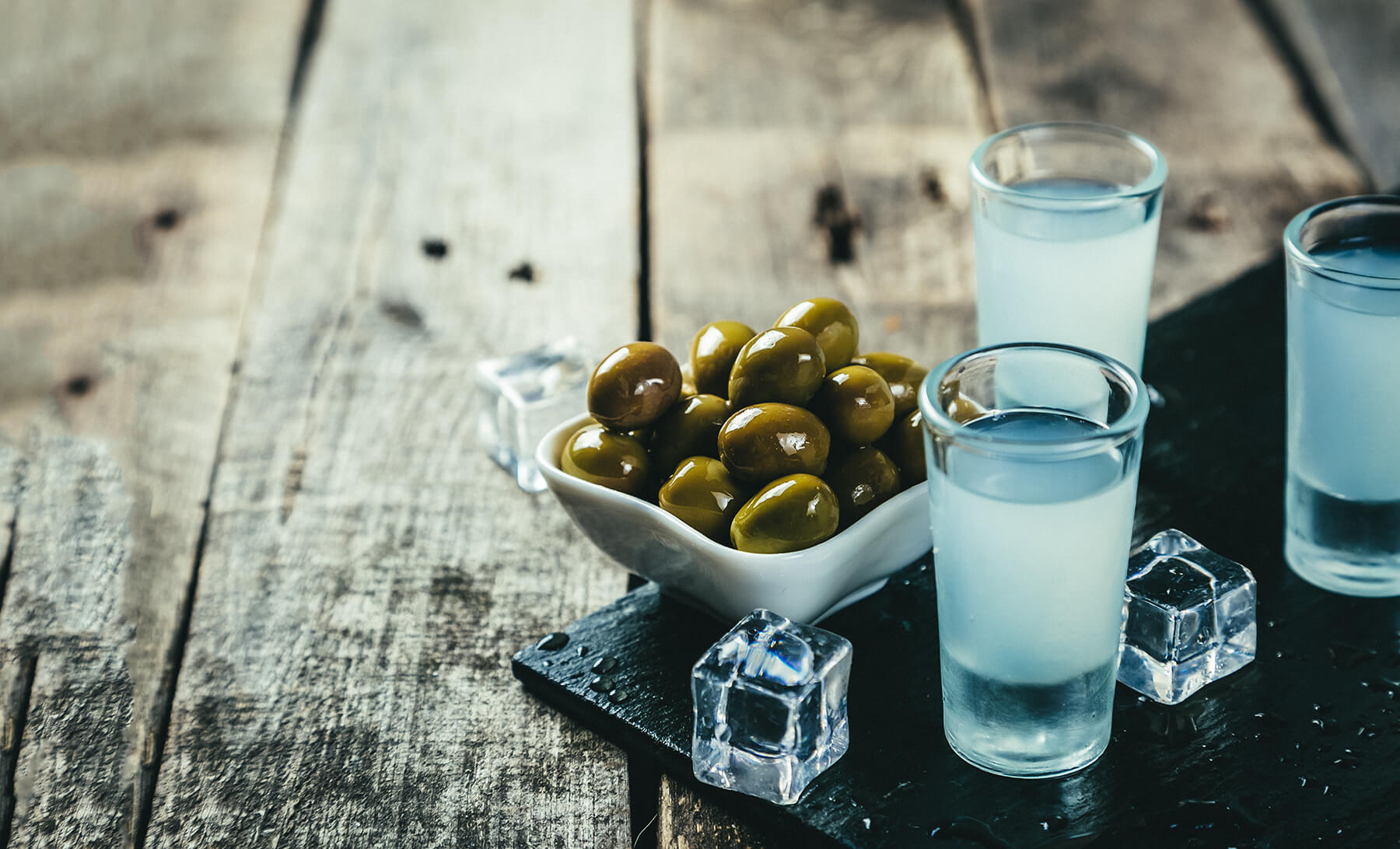ouzo i glas med oliver