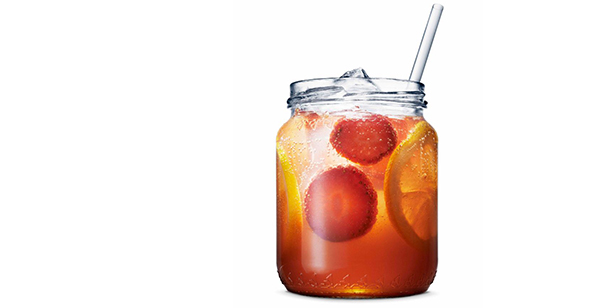 en orange drink med tullamore ice tea dew fylld med apelsiner och jordgubbar