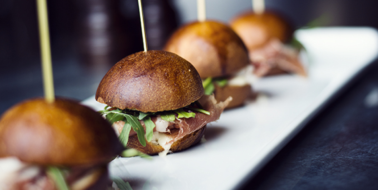 flera panini som ligger på ett fat