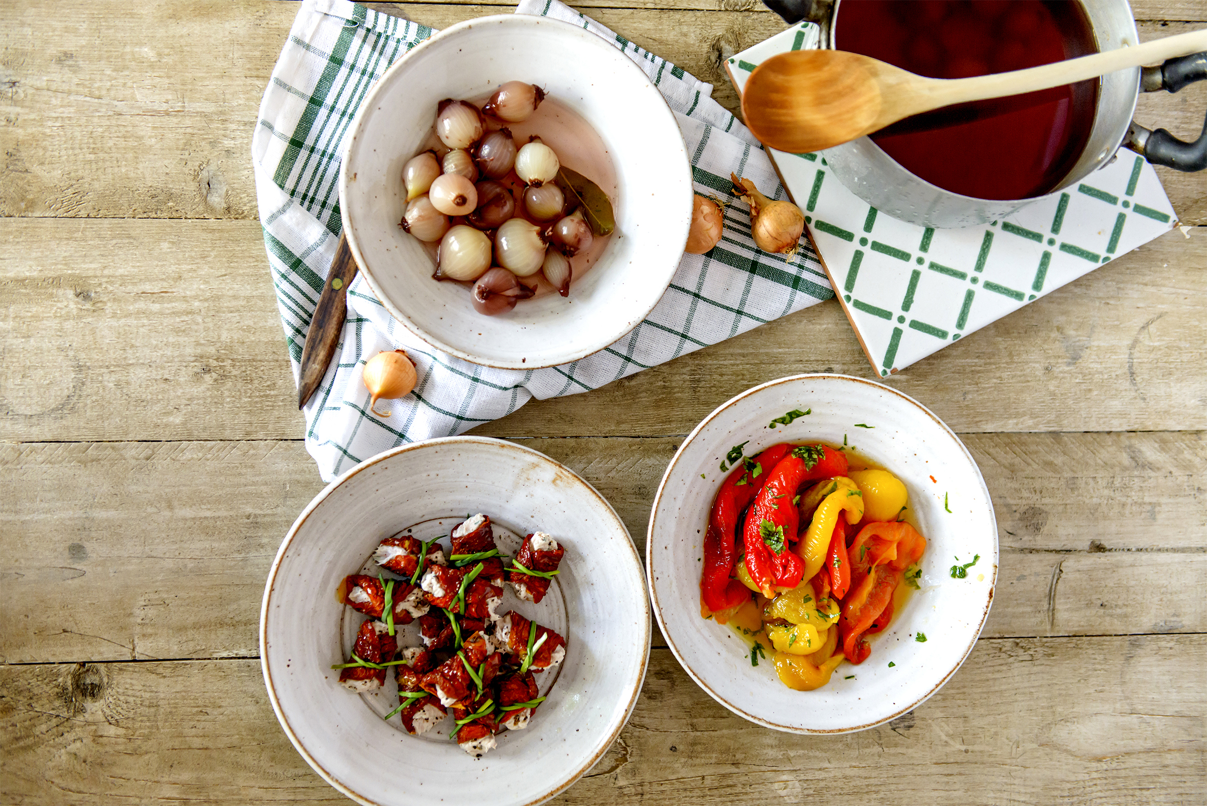 tre anitpasto i skålar