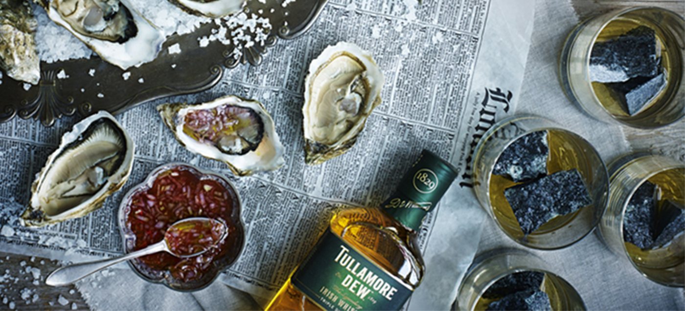 ostron med olika fyllningar och whiskyglas