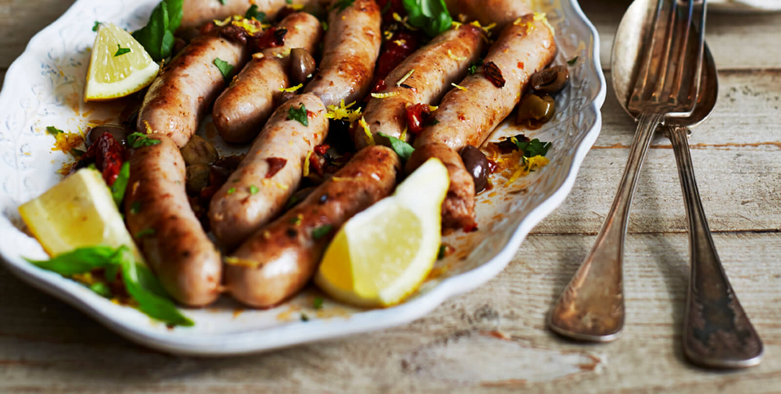 hemgjorda korvar i fat med bestick