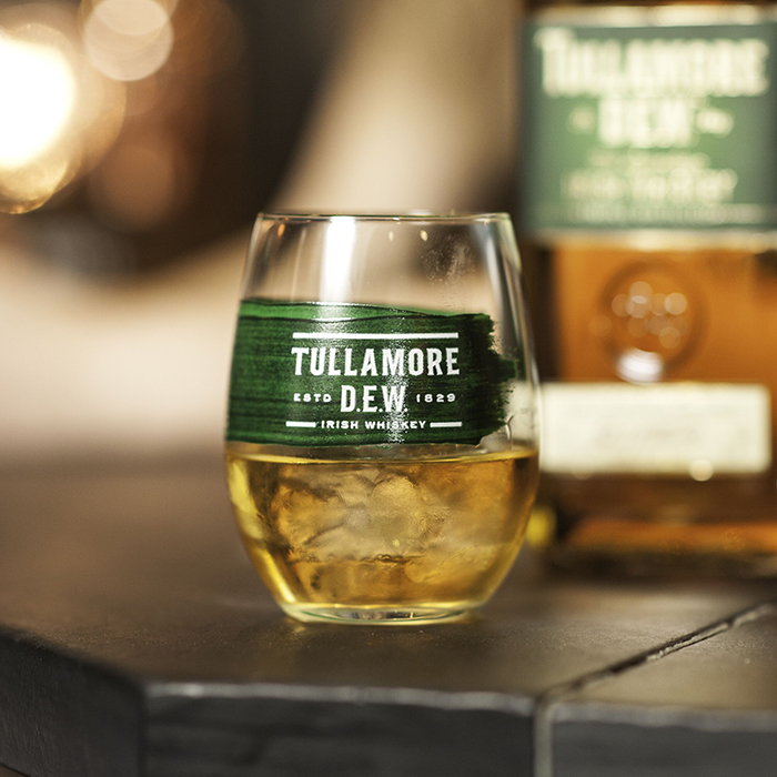 en glas som du blandar drinkar i med tullamroe dew