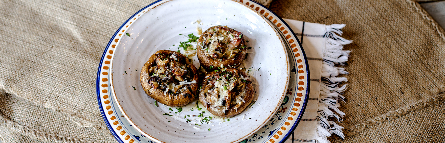 fyllda svampar på tallrik
