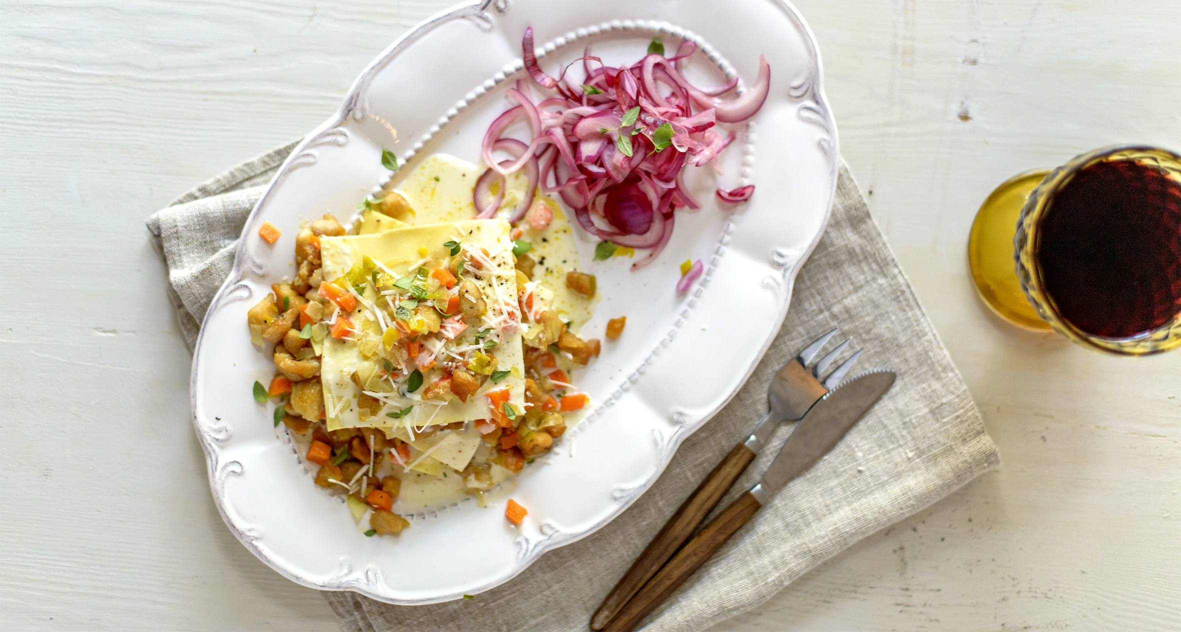 öppen lasagne pasta på fat