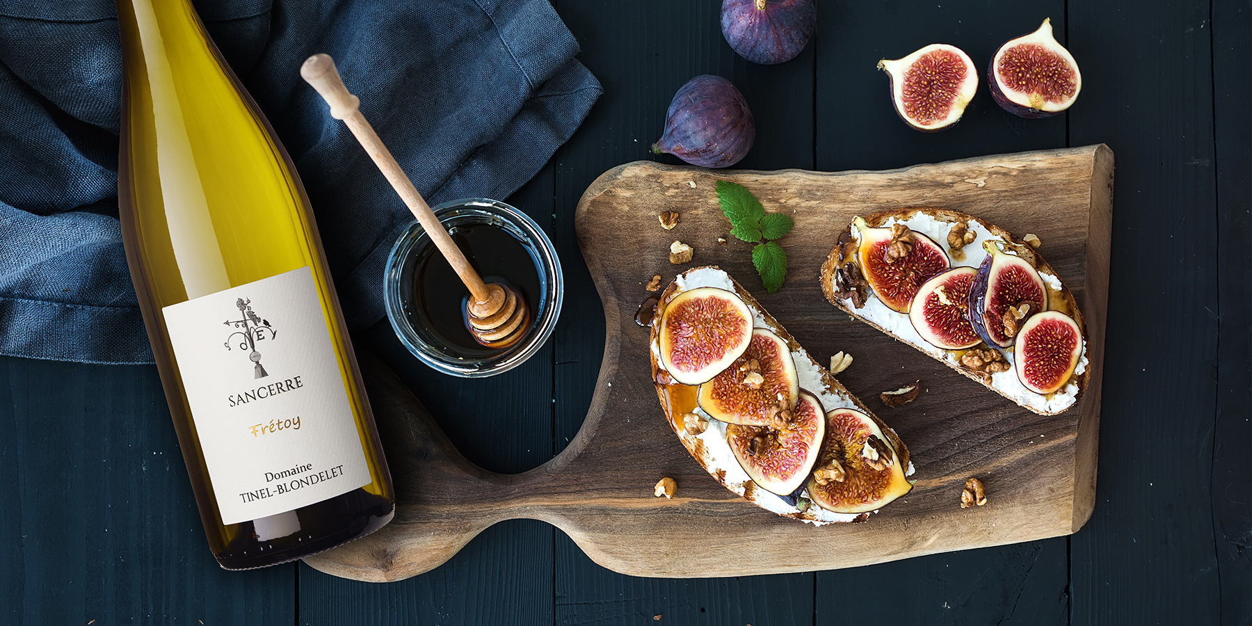 flaska med honung och mackor