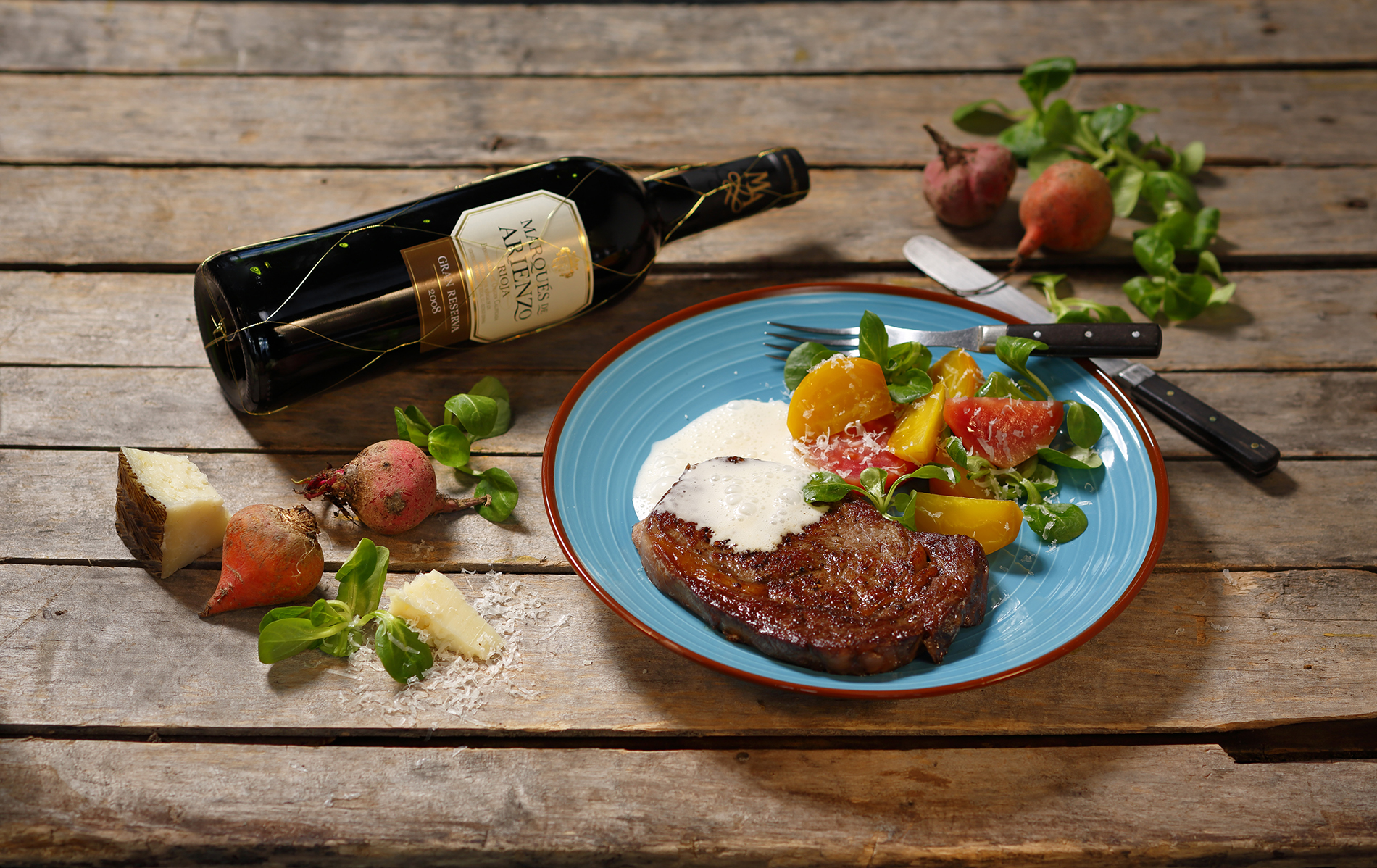 en köttätt med en flaska vin på bord med tallrik