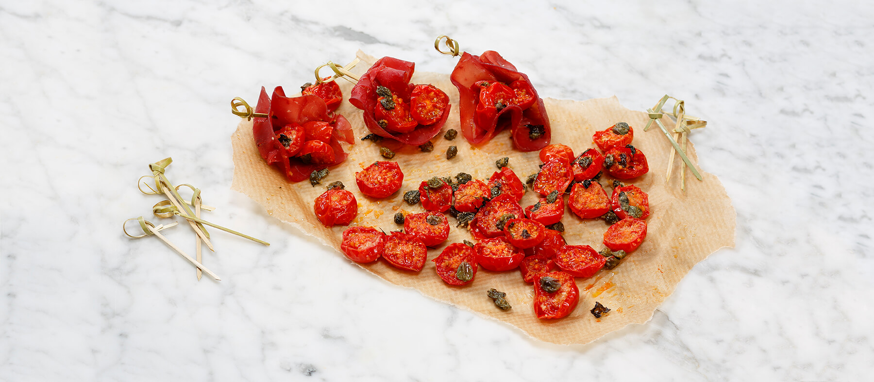 Bresaola med semitorkad tomat och kapris