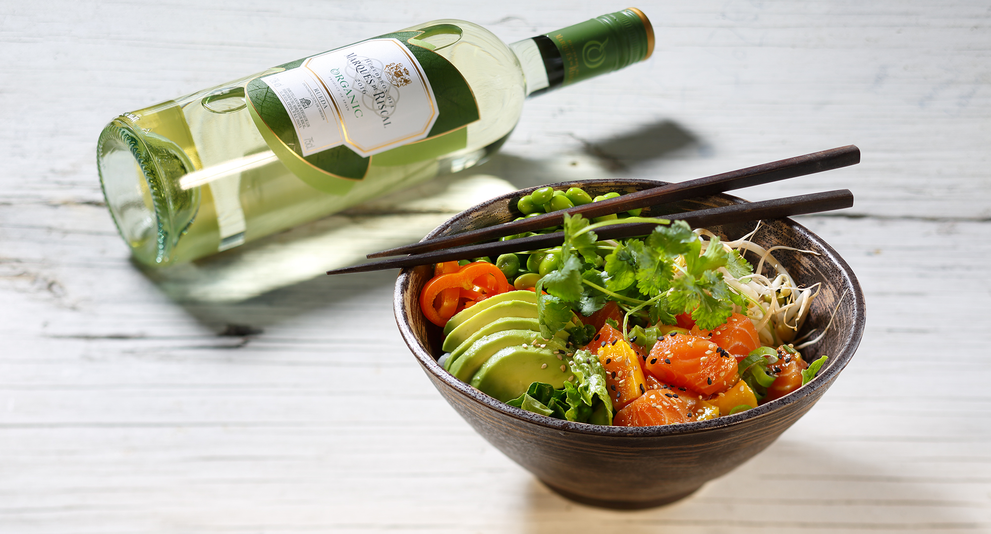 poke bowl med vinflaska riscal