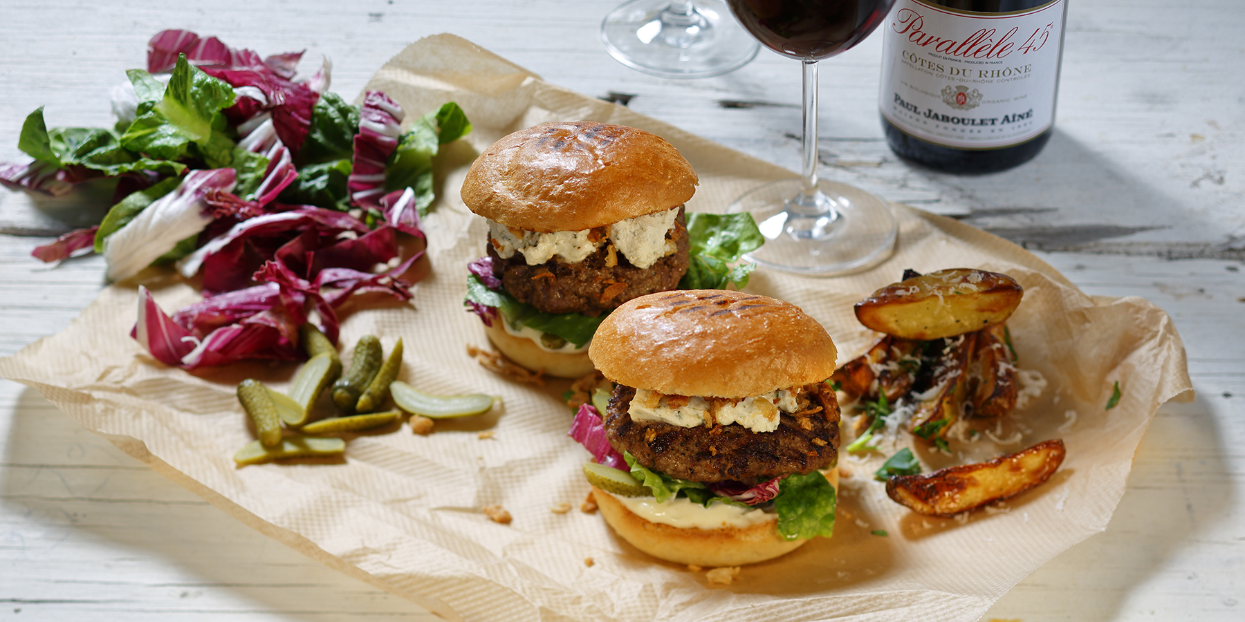 hamburgare med sallad och på ett papper