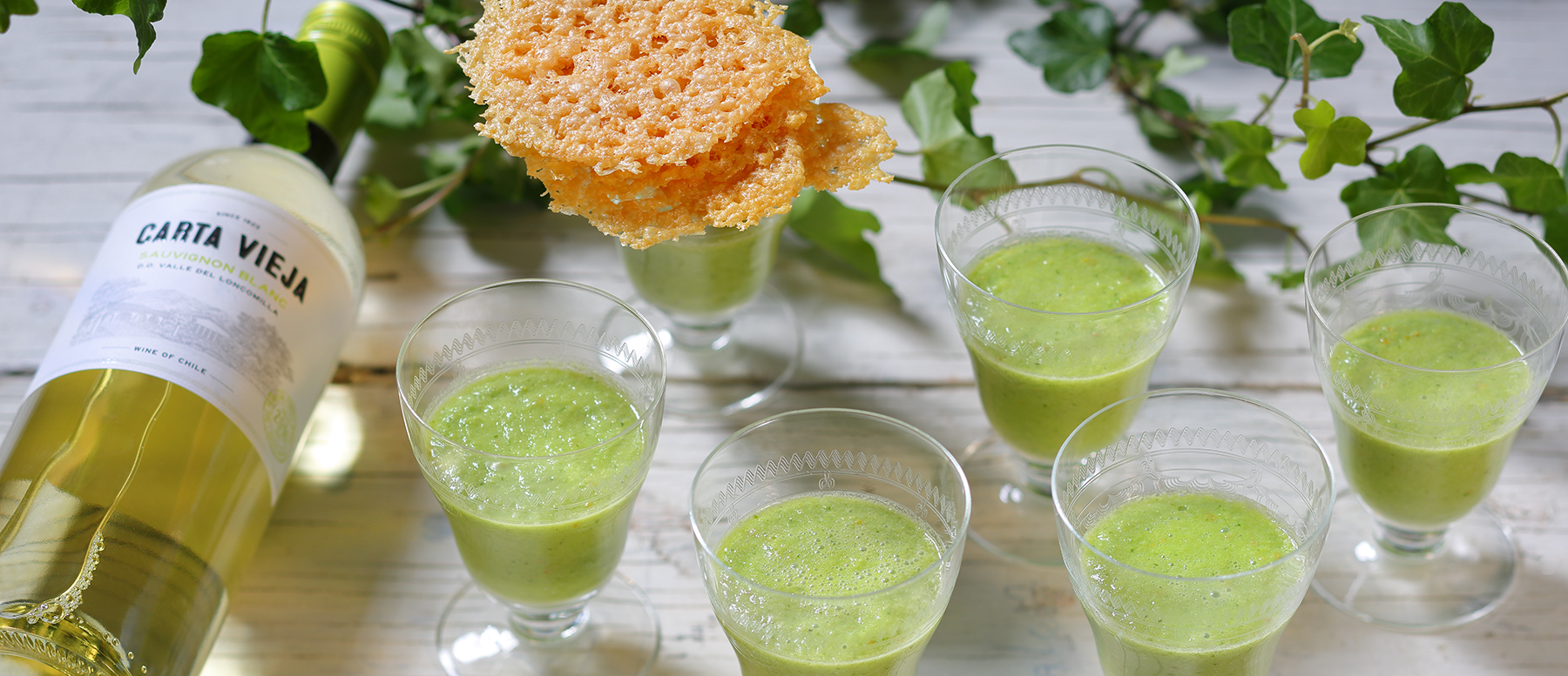 gastpacho med en flaska vin