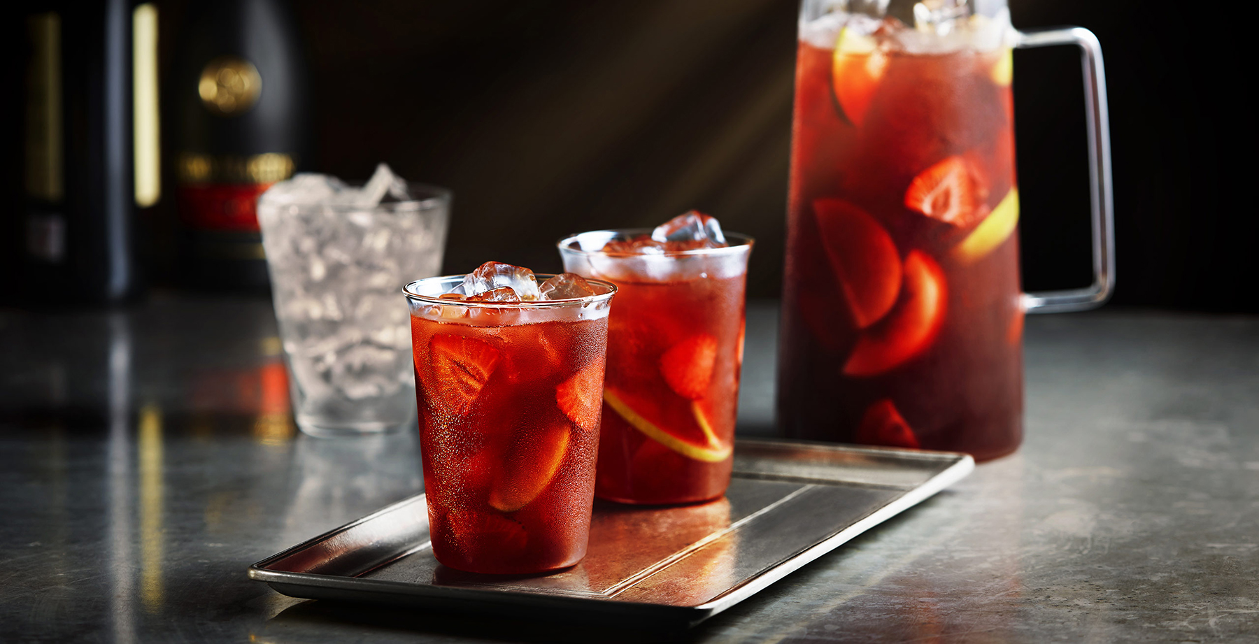 drink med cognac och båt med jordgubbar