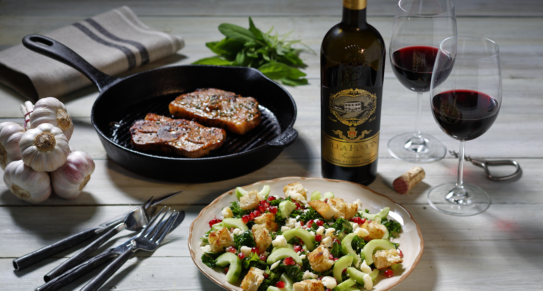 maträtt med vinflaska stekpanna och ett par glas