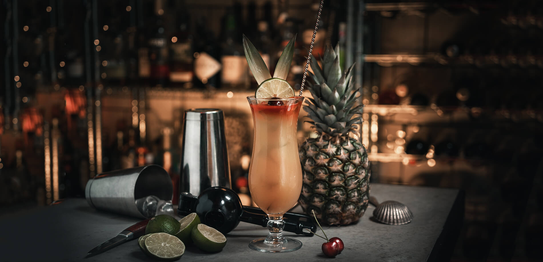 mai tai drink med ananas och shaker på bord