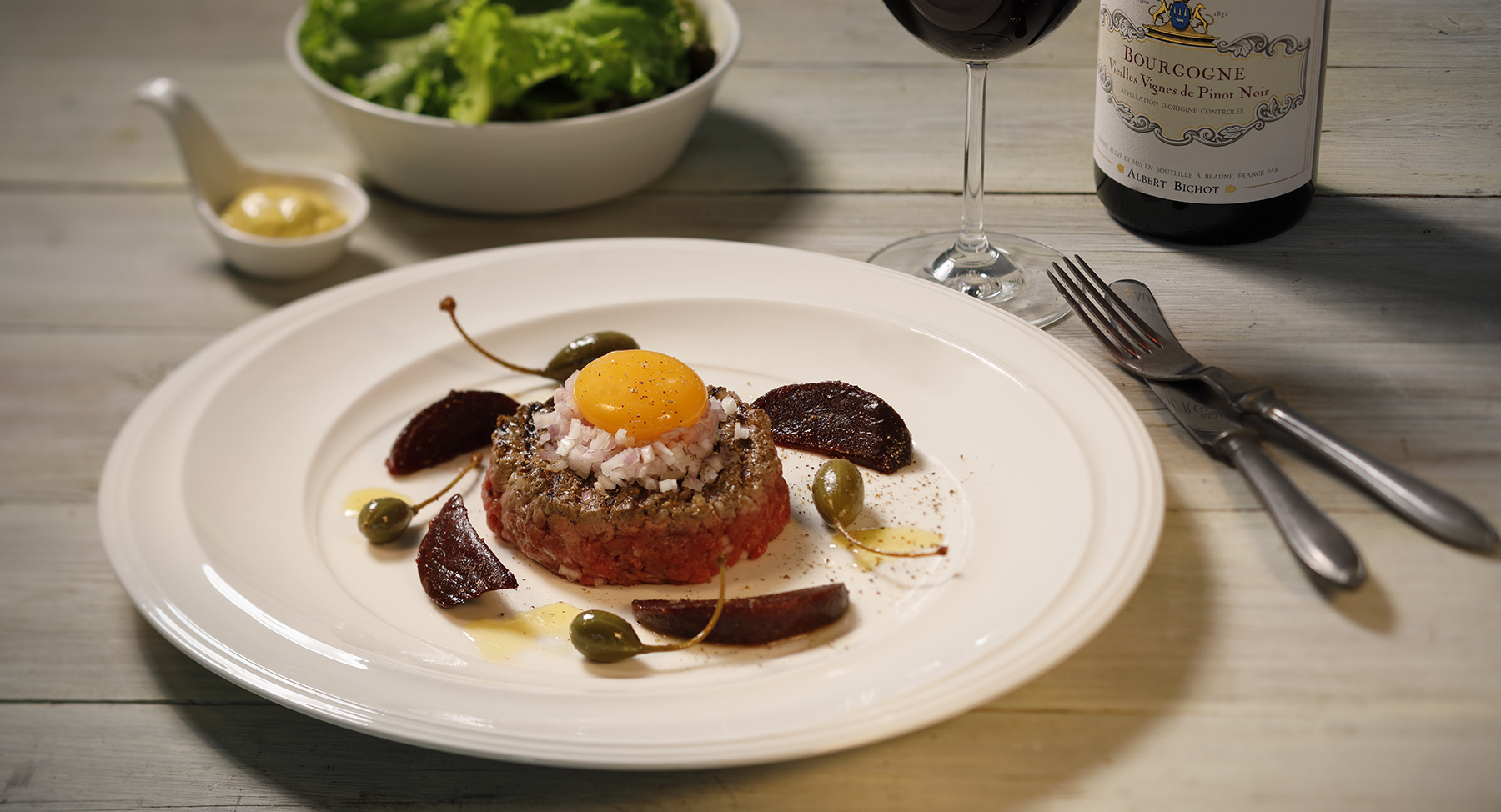 en halstrad tartar på tallrik med ögggula