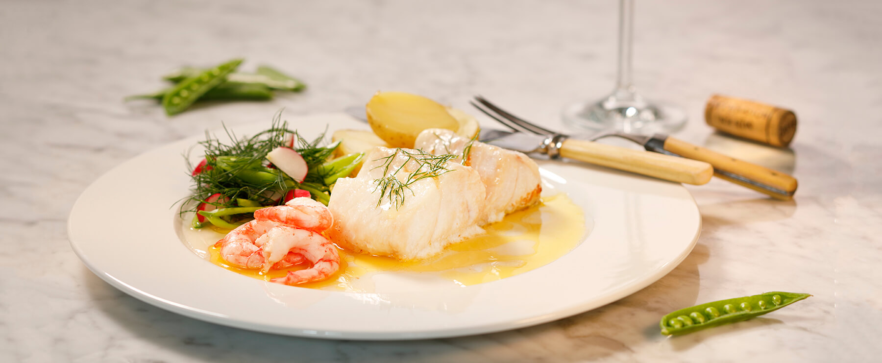 en torsk på tallrik med räkor