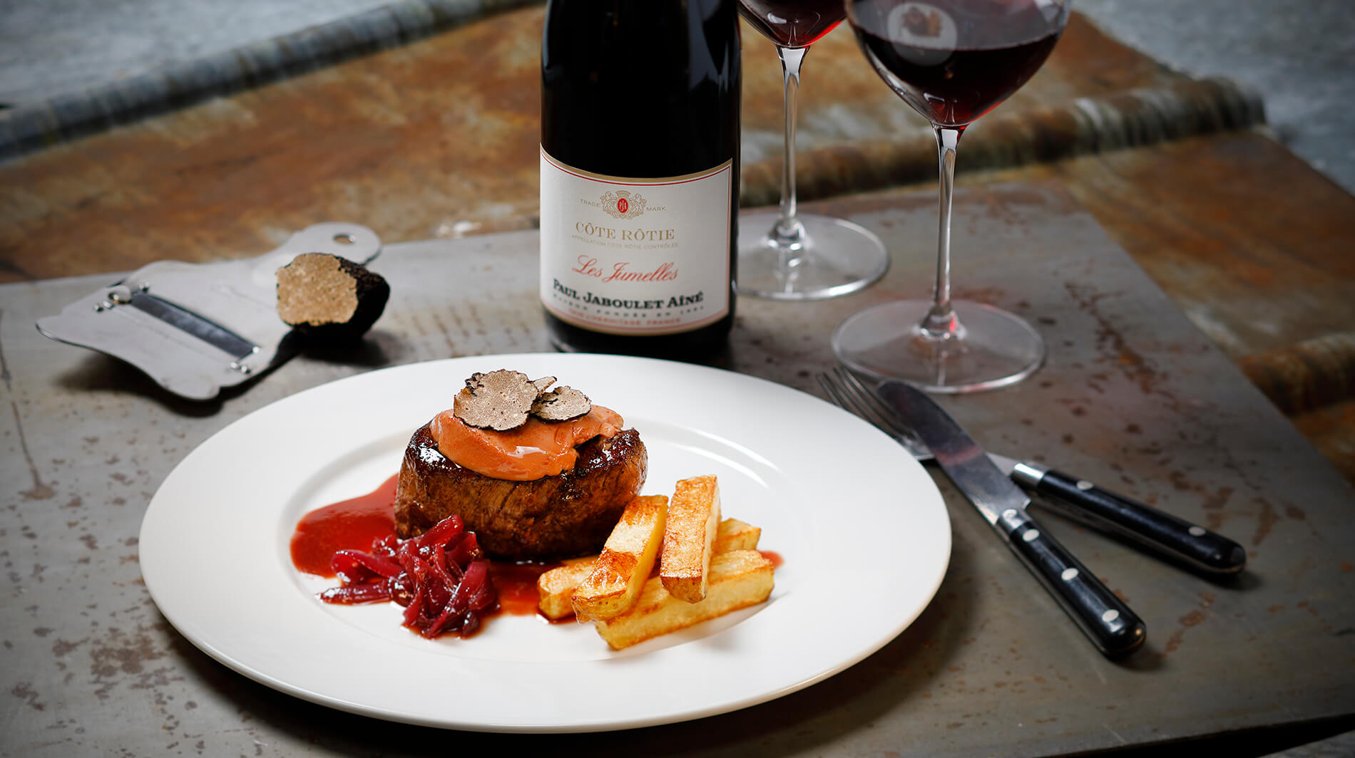 Älgfilé med selleripuré, vilt sky och rårörda bär