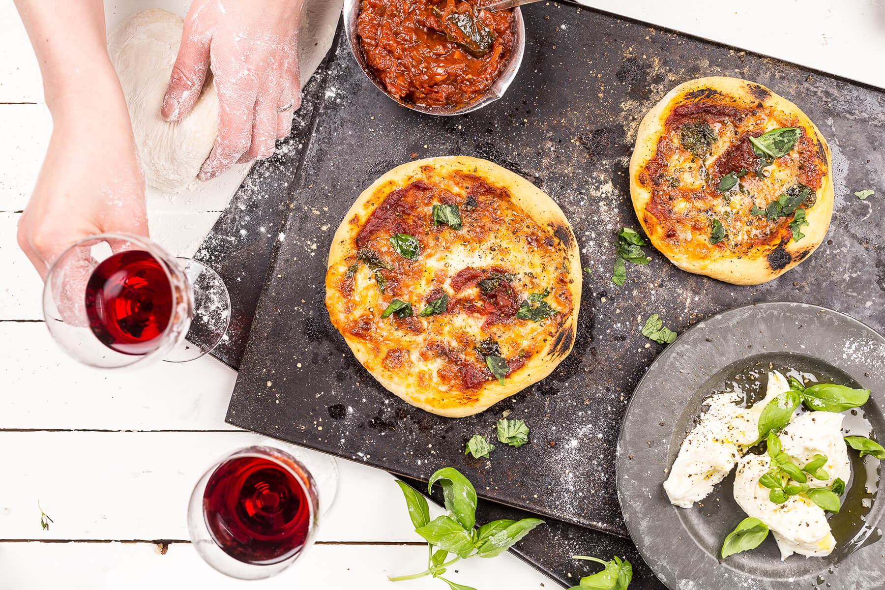 små pizzor med rödvin