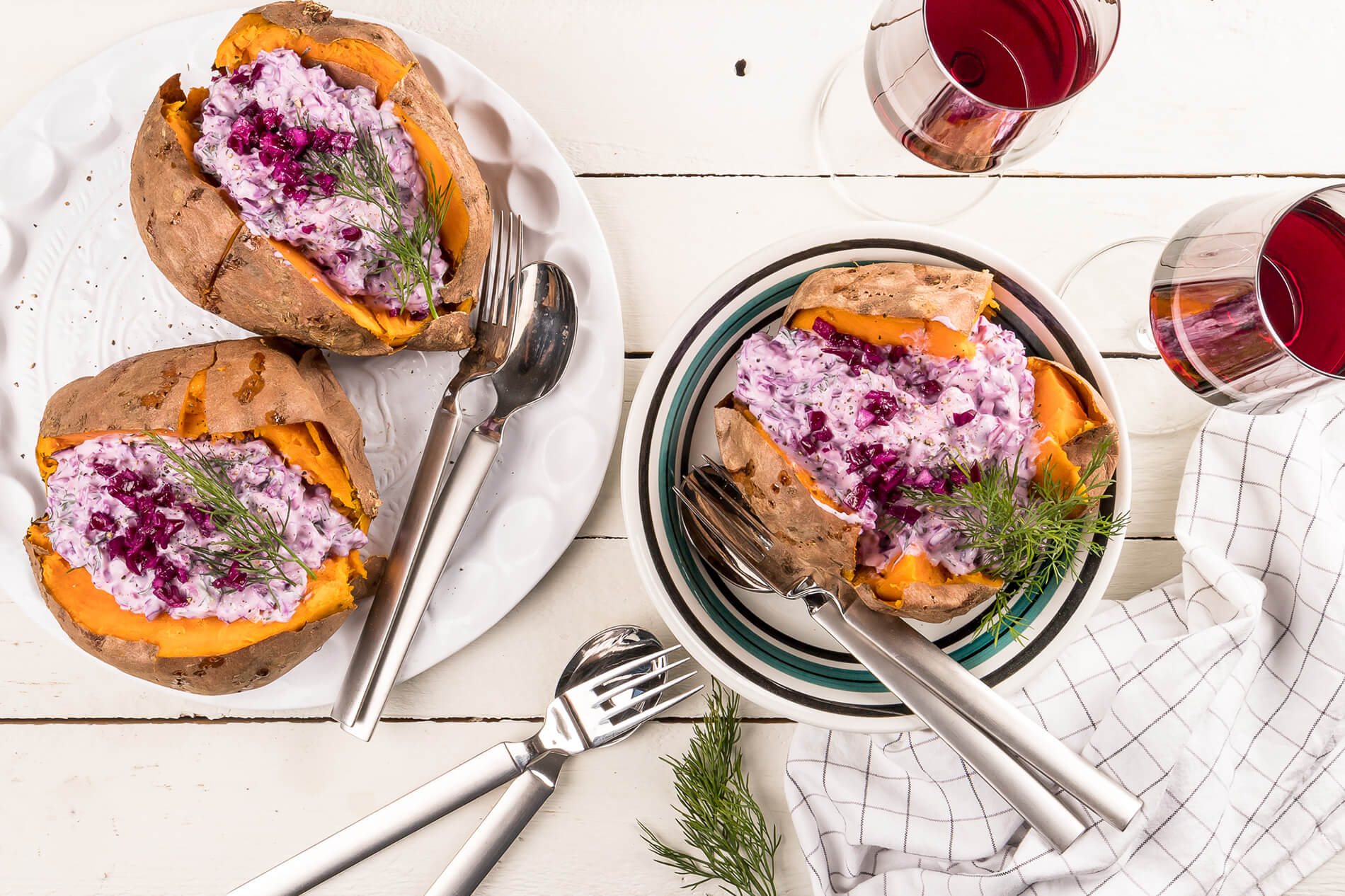 Bakad sötpotatis med rödkålstsatsiki