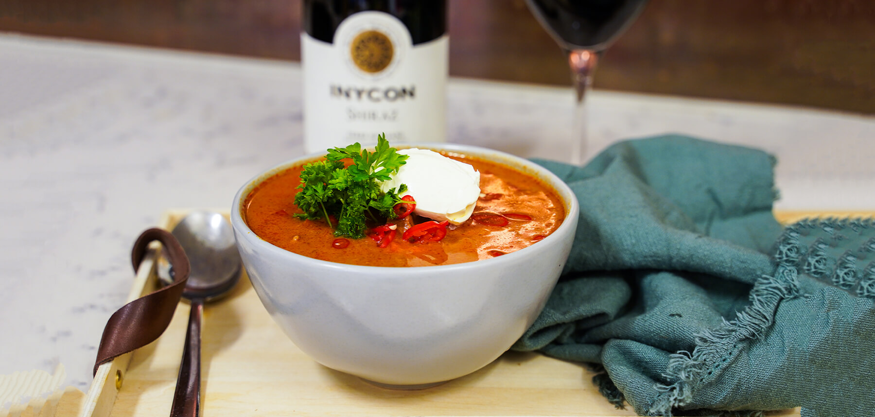 Egengjord gulasch med smetana och picklad chili nigab