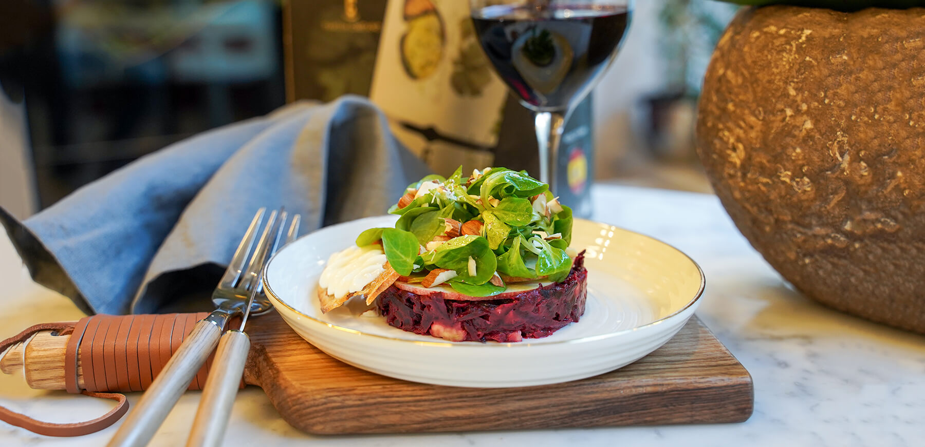 Rödbetstartar med äpple, machésallad med honungscitronette och mandel