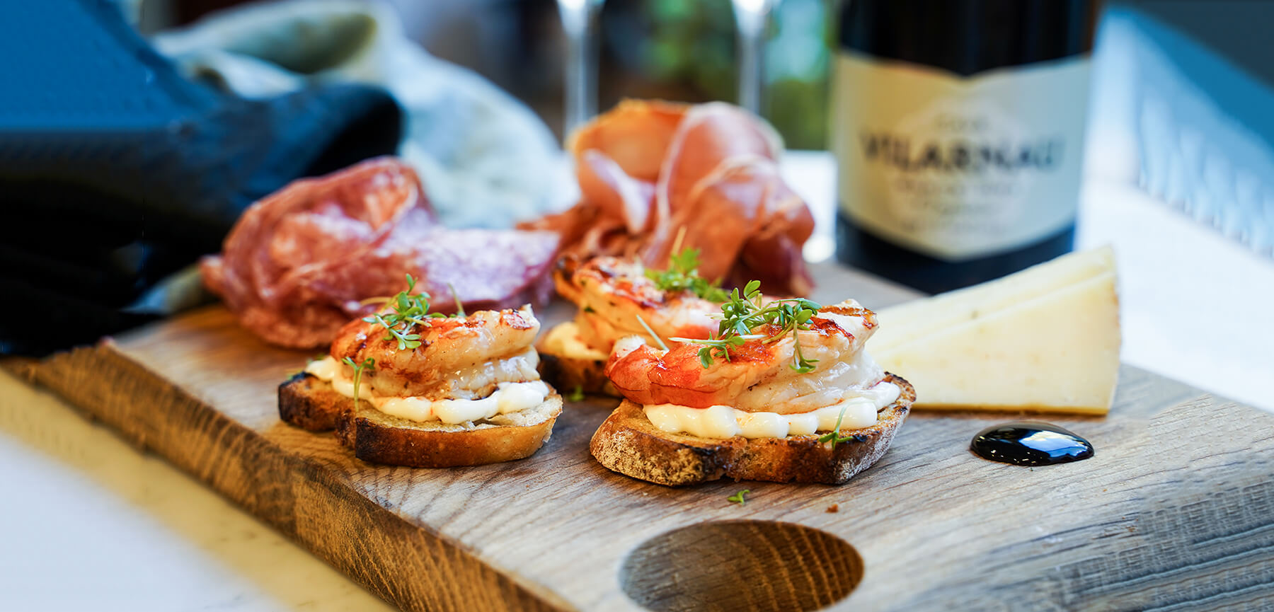 Tapas med grillad rödräka, citronmajonnäs på grillad baguette, manchego och chark