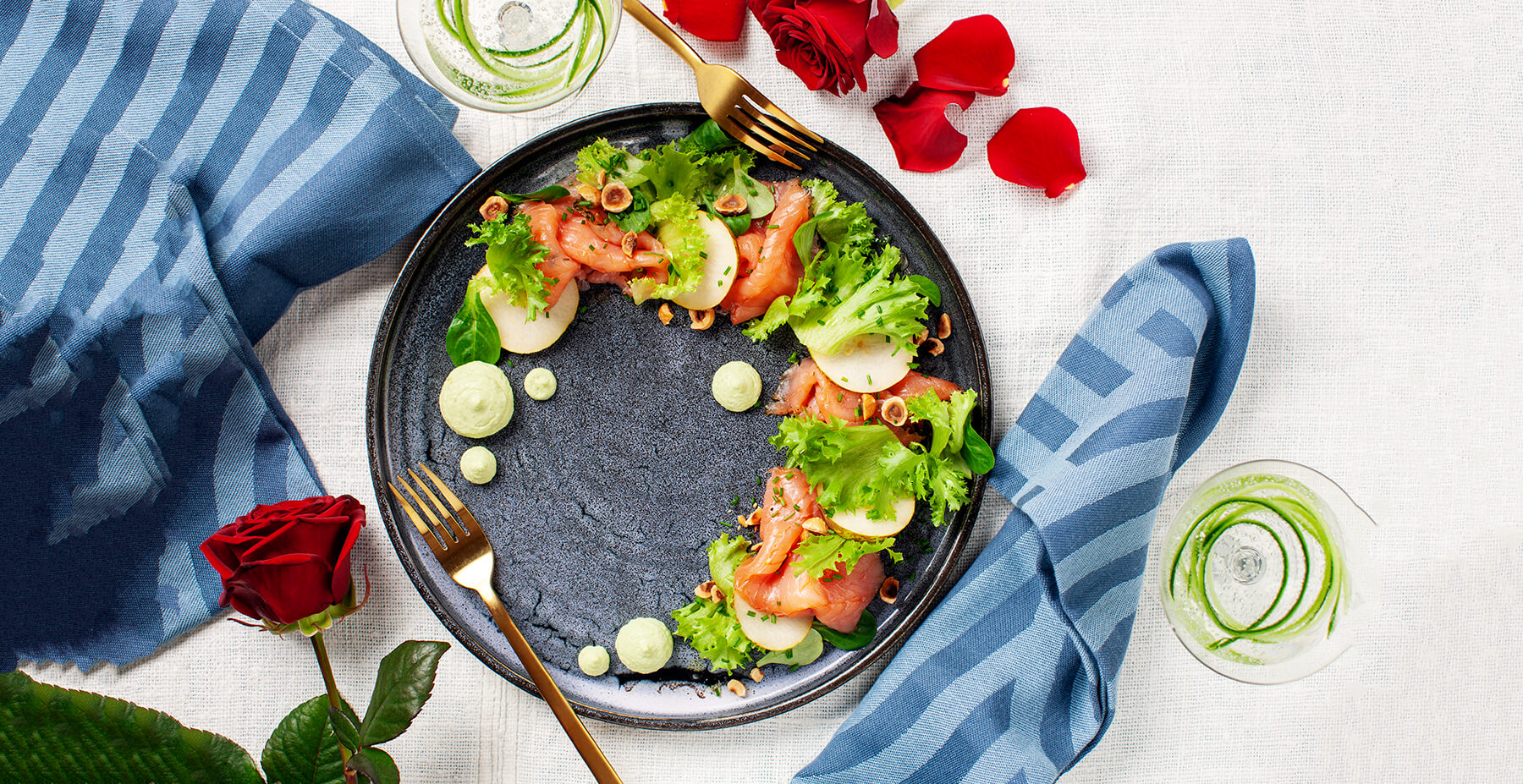 Gingravad lax med avokadokräm, sallad, päron och rostade hasselnötter
