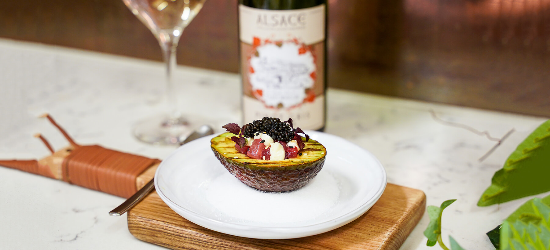 Grillad avokado med tonfisk, soja, sesammajonnäs, stenbitsrom och shisokrasse