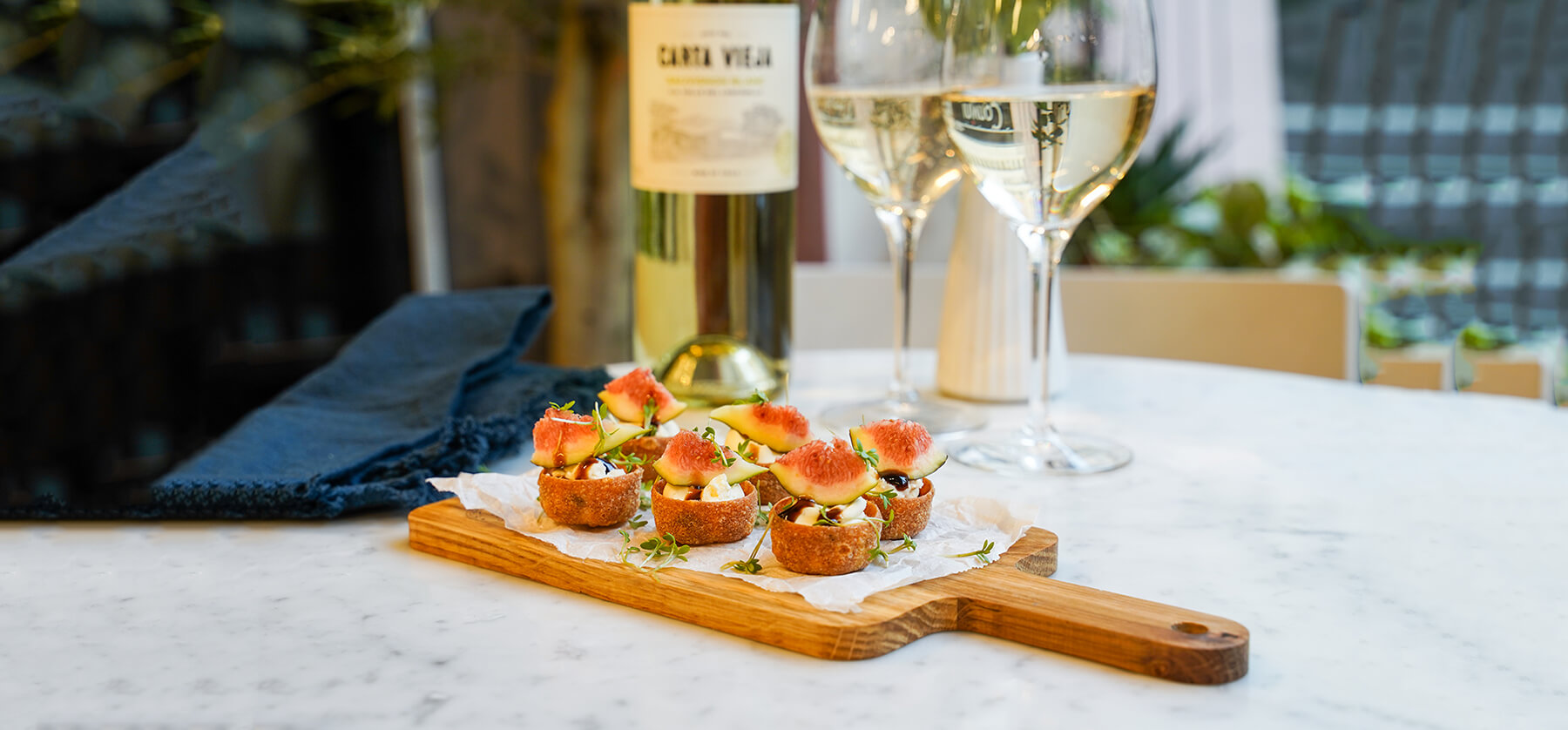 Krustader med chèvre-creme, fikon, balsamvinäger och krasse