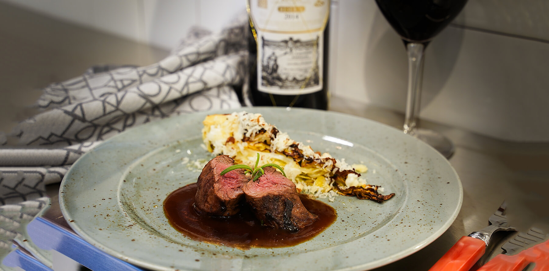 Lammfilé med rödvinssås, bakad spetskål, tryffelmanchego och hasselnöt