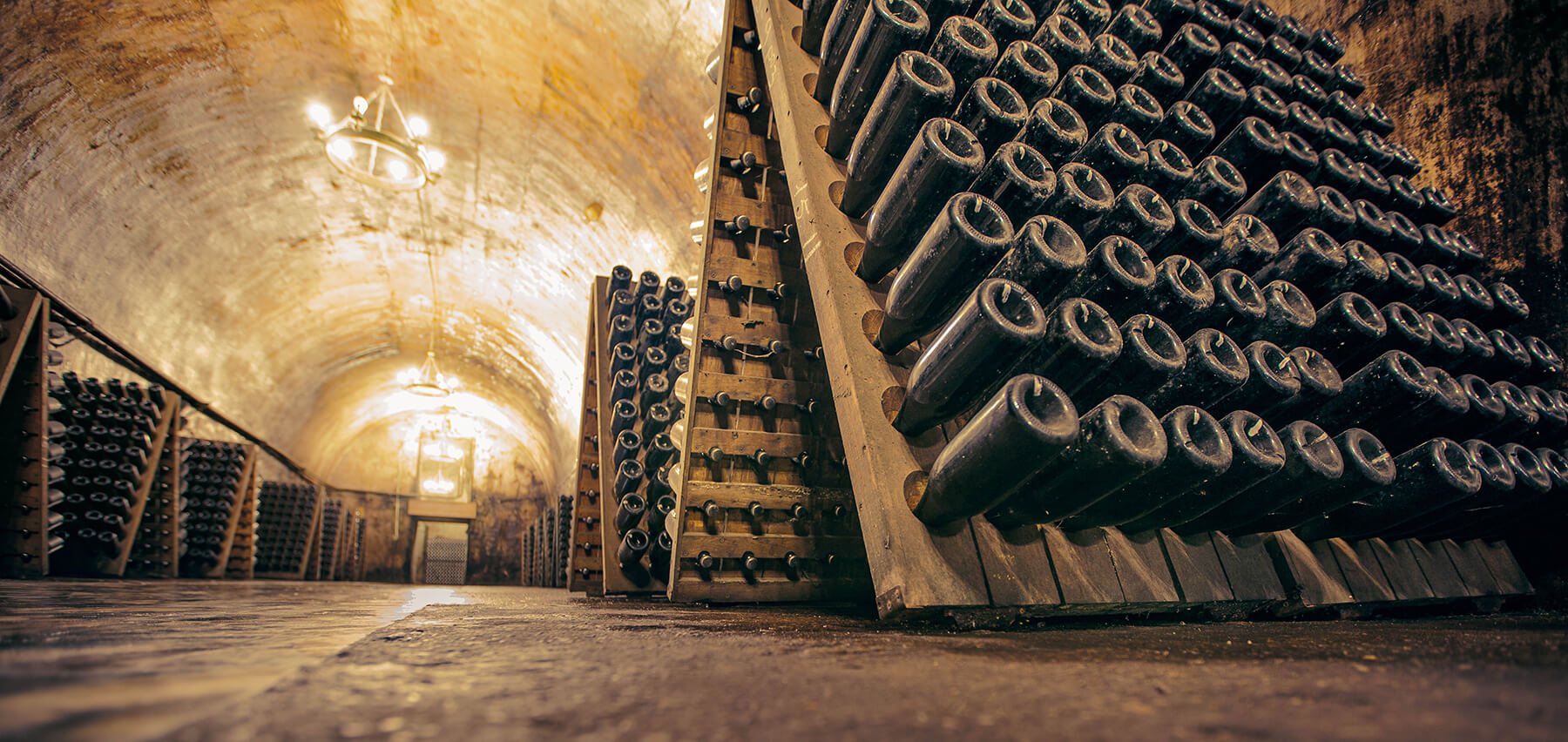 champagne nigab källare flaskor