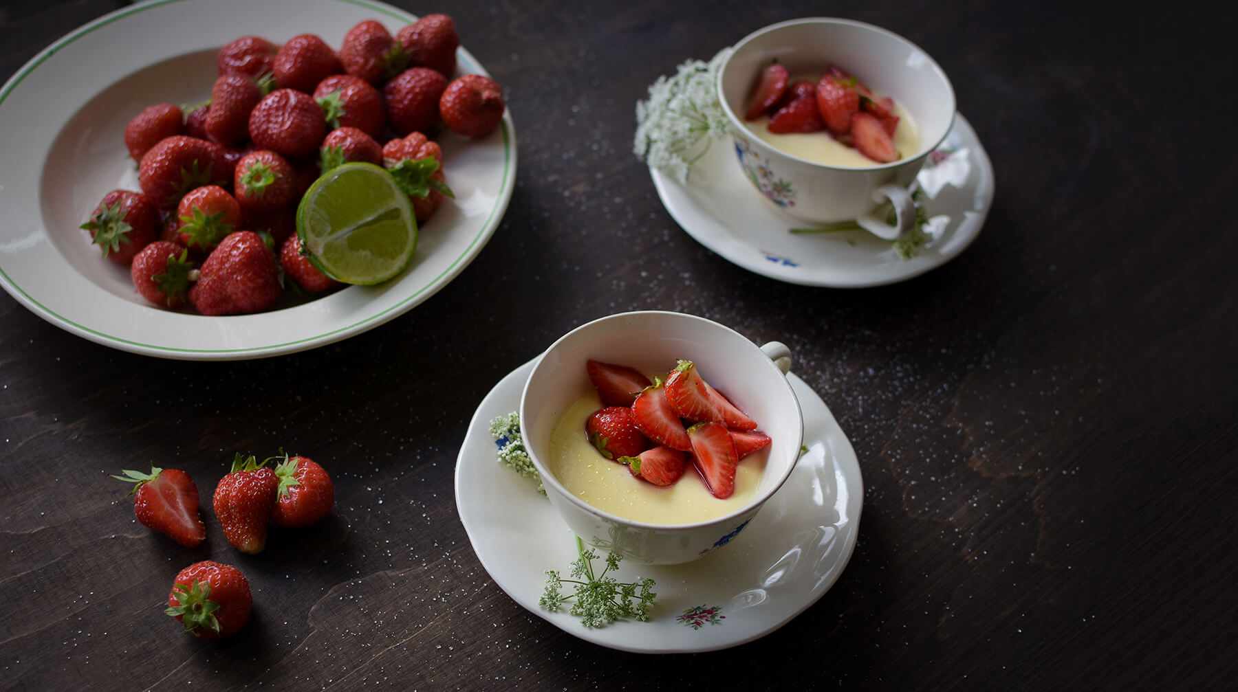 Vaniljpannacotta med limemarinerade jordgubbar