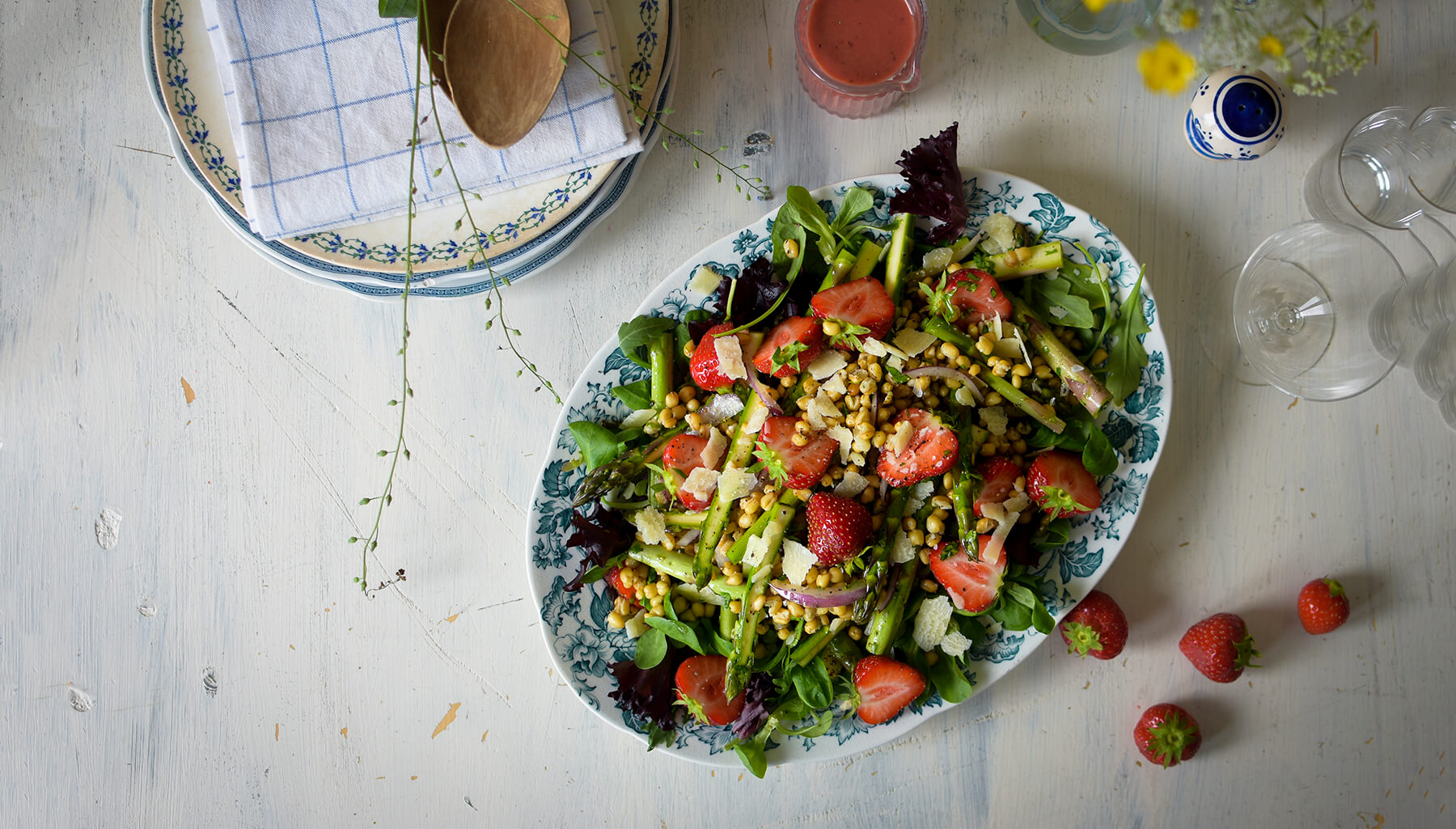 Sommarsallad med sparris, parmesan & jordgubbsvinegrette