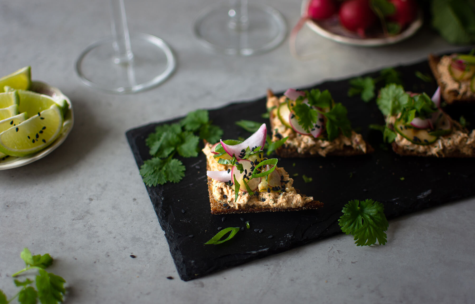Asiatisk tonfiskröra på rågbröd med chilipicklad gurka