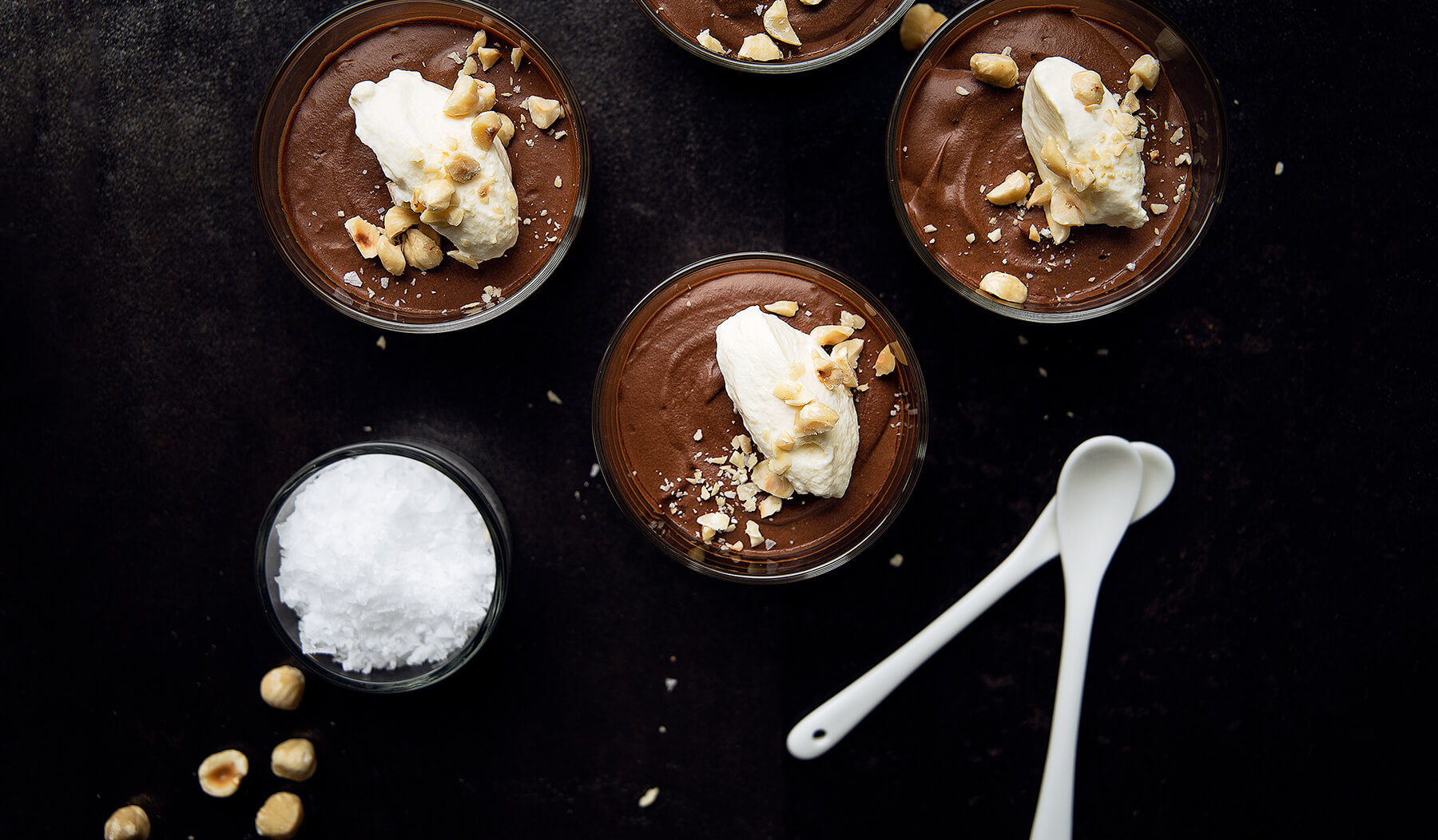 Chokladmousse med salt karamell & hasselnötter