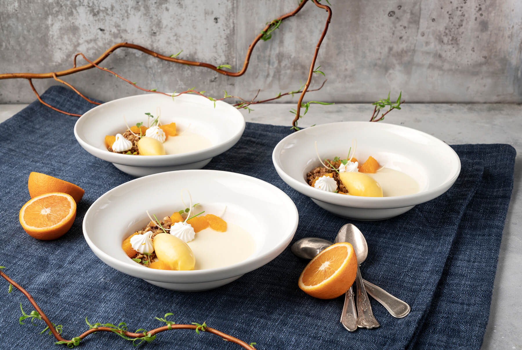 Yoghurtpannacotta med pumpa-mandel-muscovadocrumble, apelsinsorbet och Cointreau-marinerade apelsiner