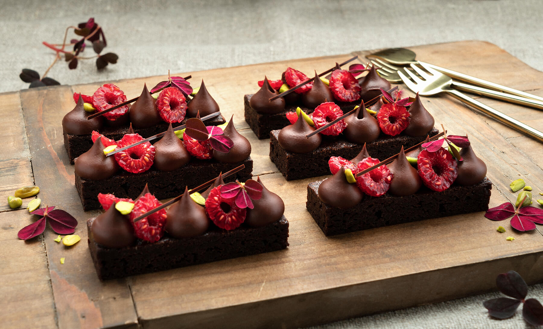 Mudcake med Cointreau-ganache, hallon och pistage