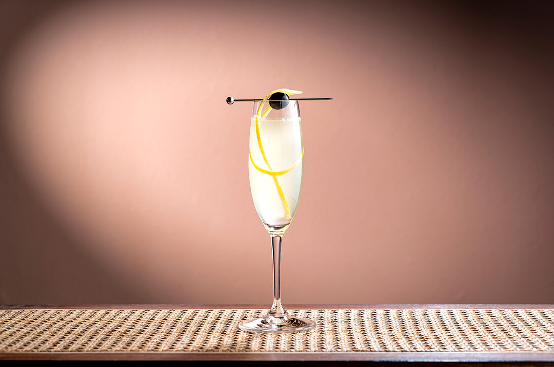 French 75 är trots sin ålder en modern bubblande drink som de senaste åren får en återkomst på barer och hem. Den är fräsch och inbjudande. Lätt att blanda och serveras bäst i champagneglas.