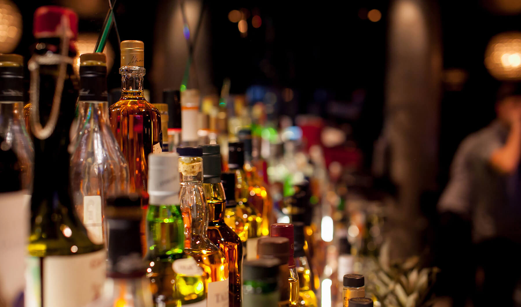 flaskor på en barhylla