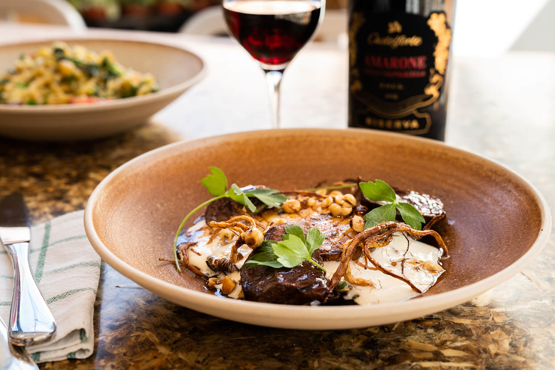 Vildand med rotselleri, rödvinssky och västerbottenskum