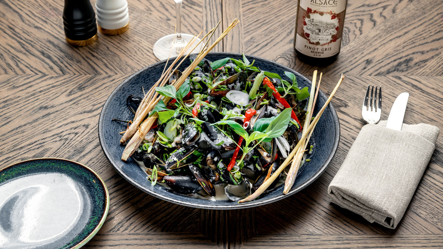 tallrik med Moules marinières med smak av Thailand