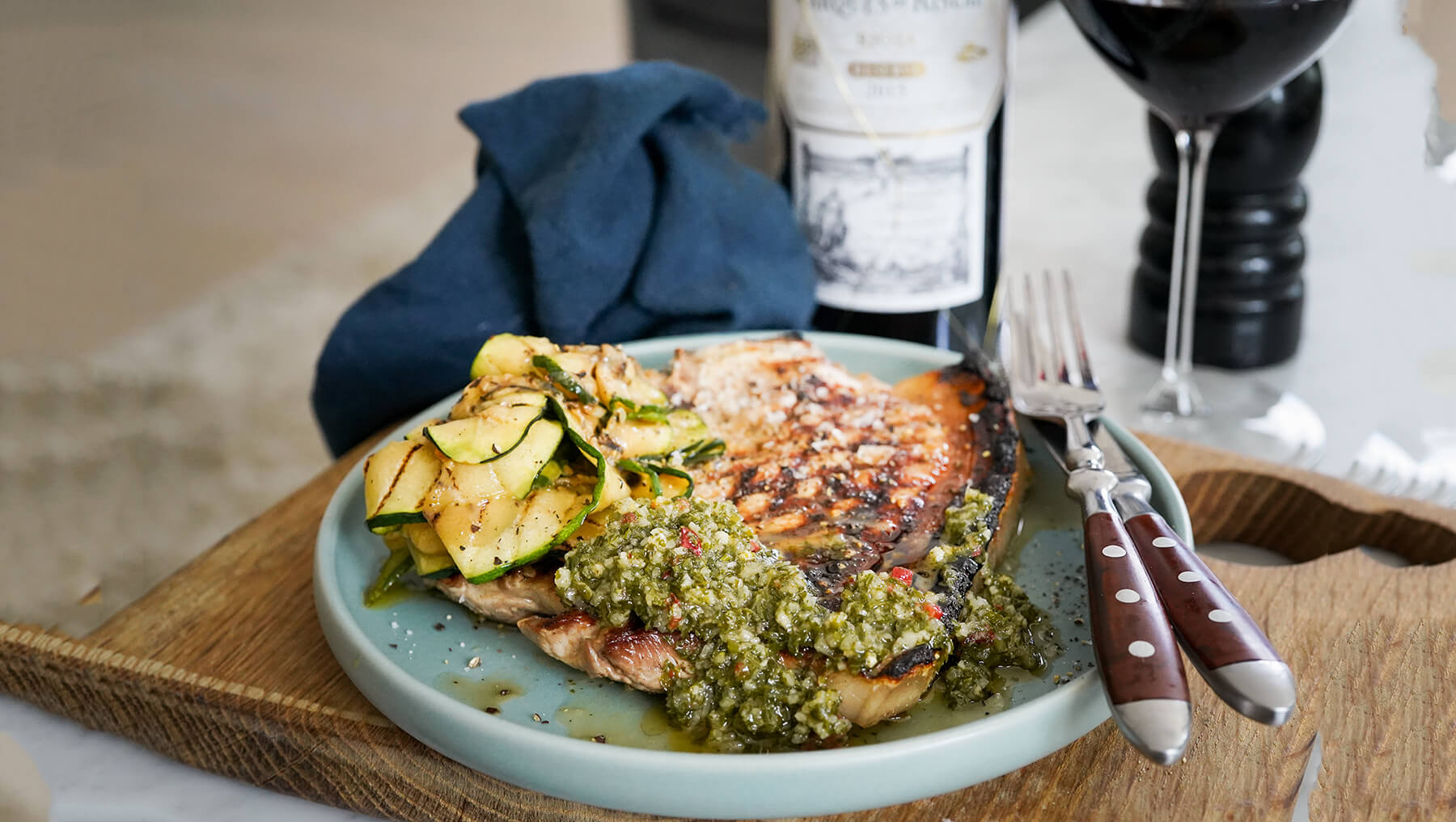 Grillad fläskkotlett med chimichurri och grillad zucchini