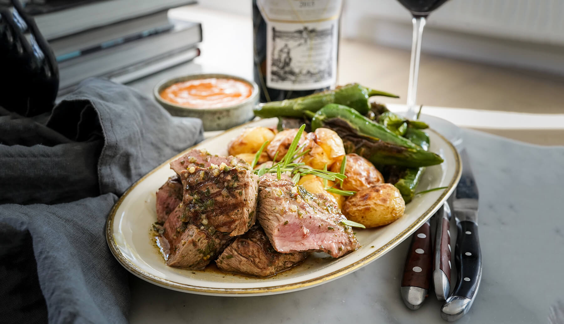 Grillad lammfile med örtolja, rostad potatis och mojo rojo