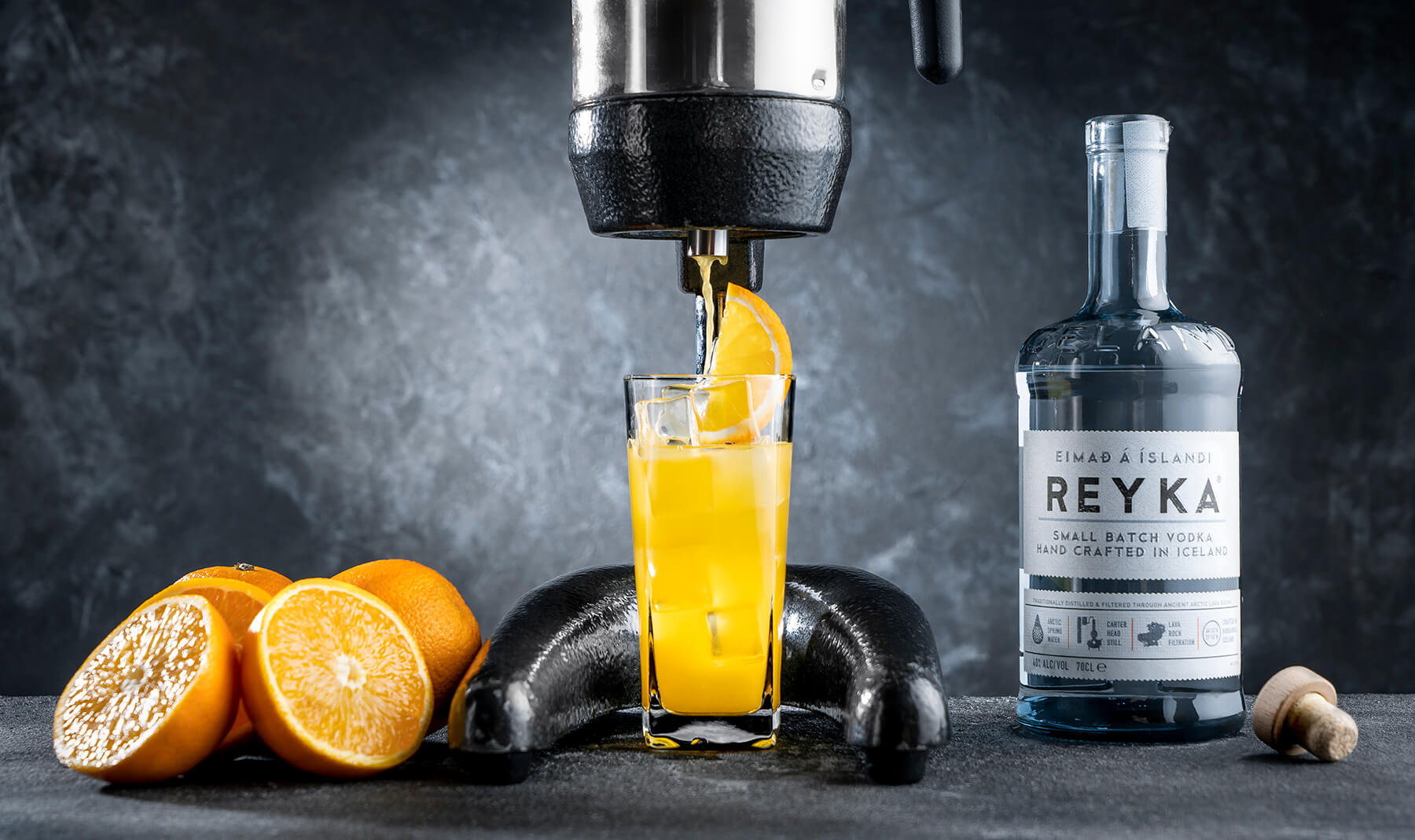 en glas med drinken och cocktailen screwdriver