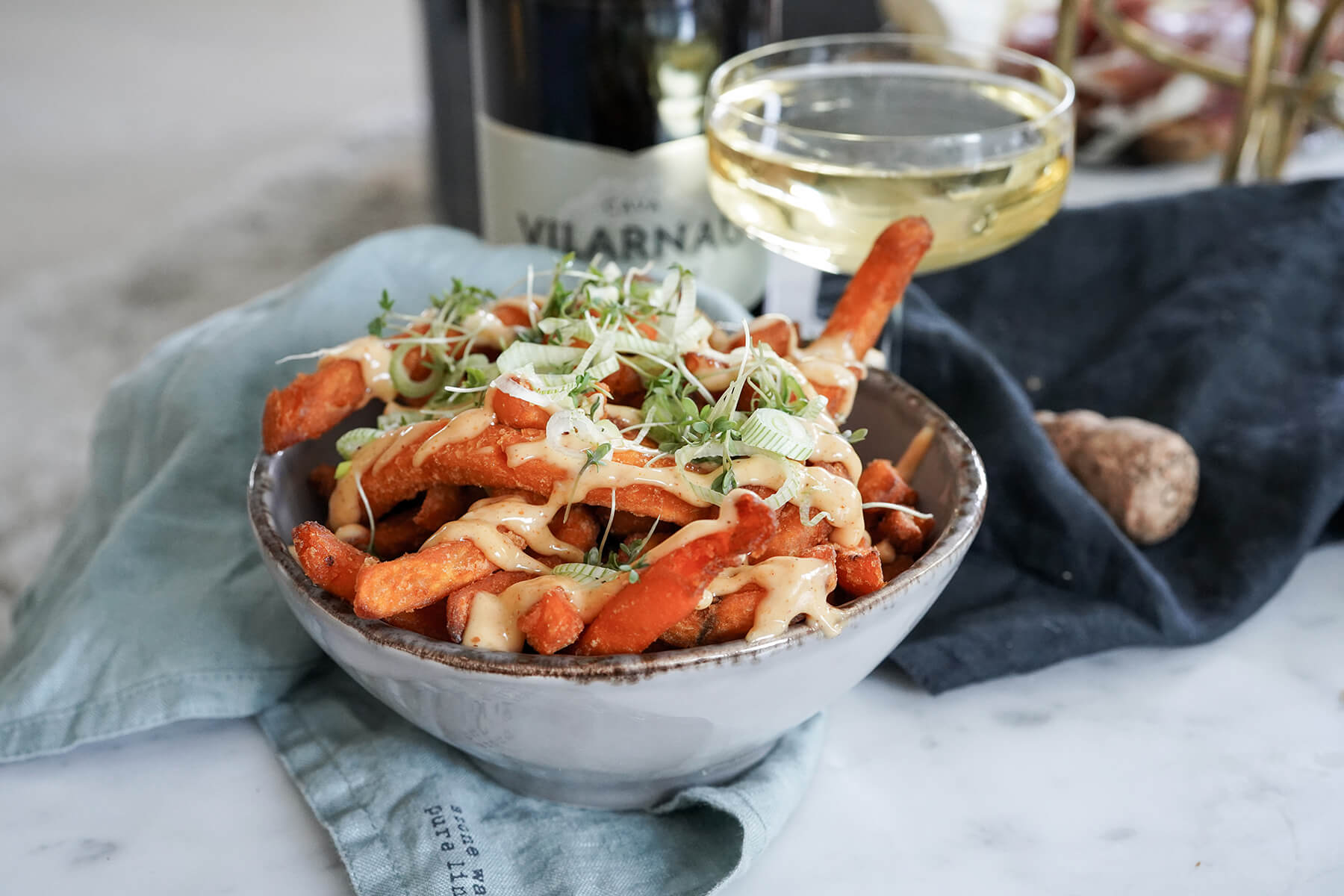 en tallrik med sötpotatis