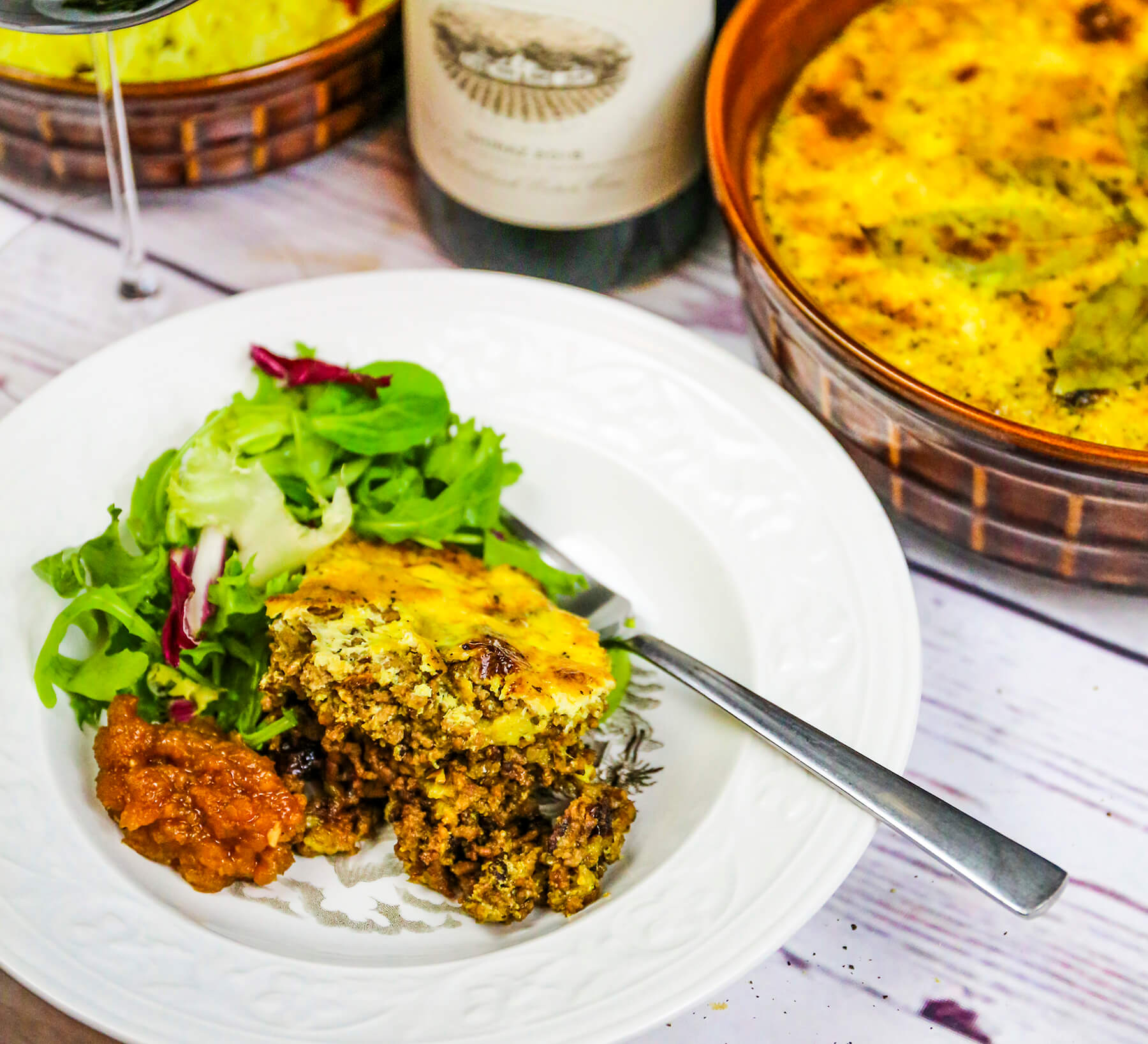 maträtten Bobotie på en tallrik