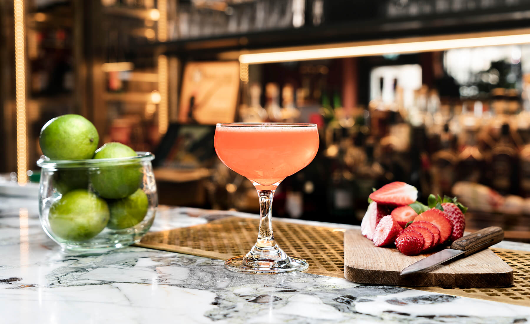 ett glas med drinken strawberry daiquiri