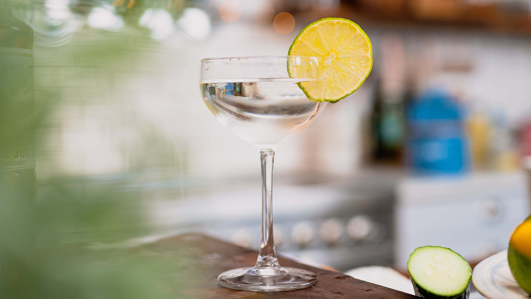 en drink med citron gimlet med gin