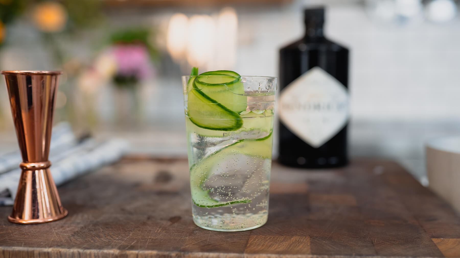 hendricks och tonic en drink på ett bord